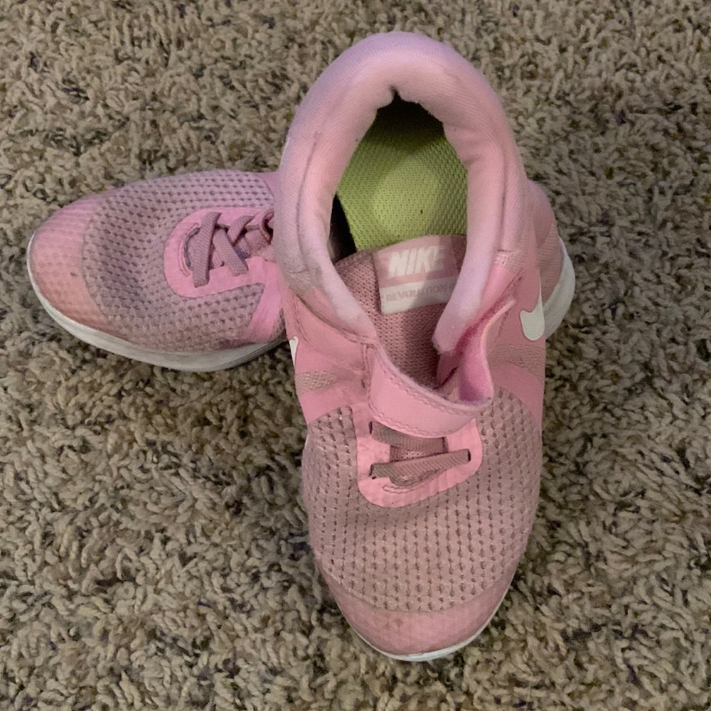 Girls Nike tennis shoes